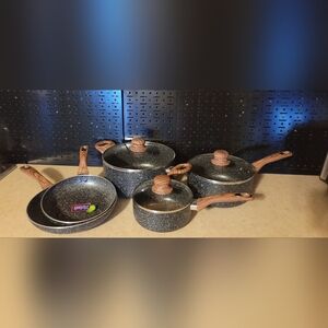 8 piece cookware set. Skillets & Saucepans with lids. Speckled Black & Wood.​